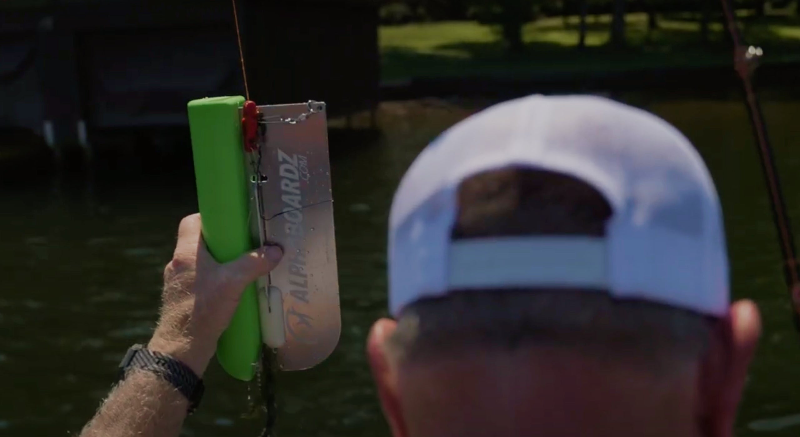 Angler setting up his Alphaboardz planer boards.